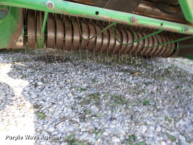 image for item BI9533 1997 John Deere 566 round baler