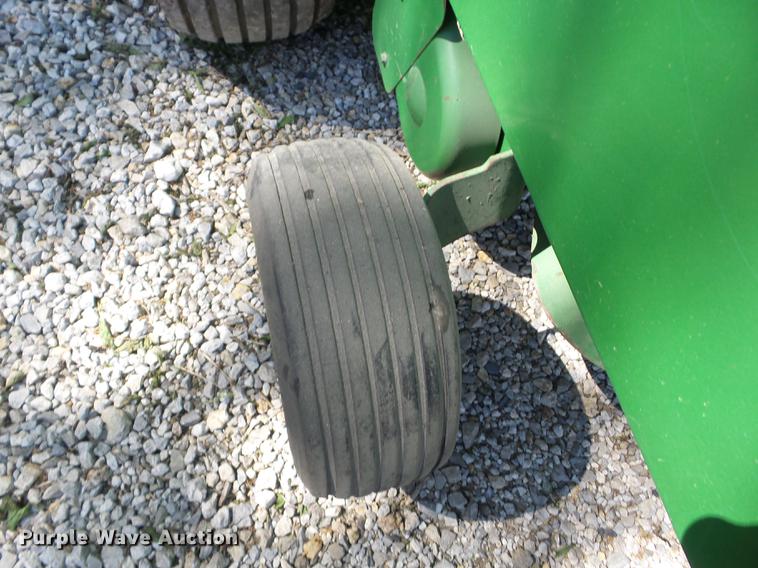 image for item BI9533 1997 John Deere 566 round baler