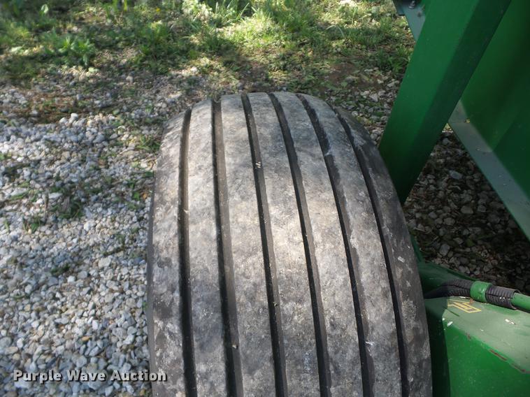 image for item BI9533 1997 John Deere 566 round baler