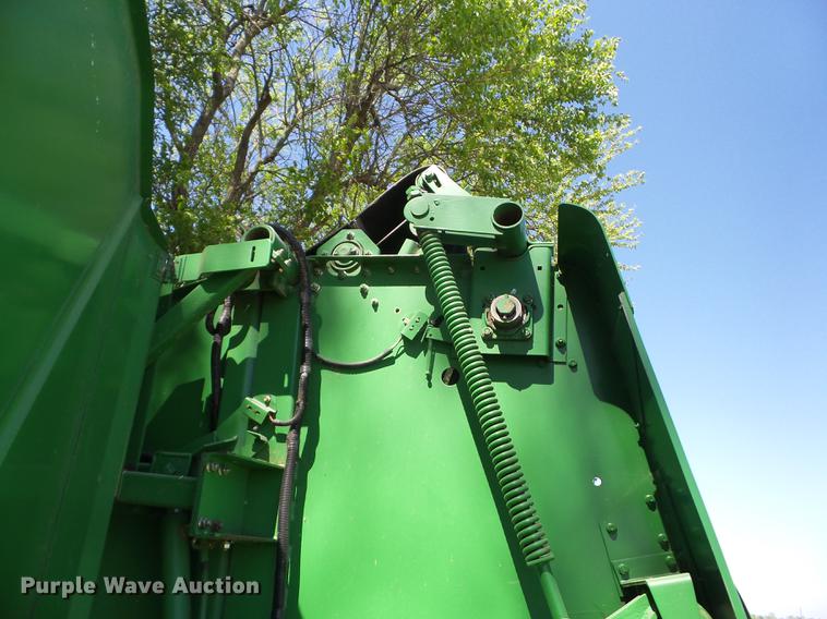 image for item BI9533 1997 John Deere 566 round baler