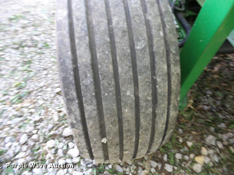 image for item BI9533 1997 John Deere 566 round baler