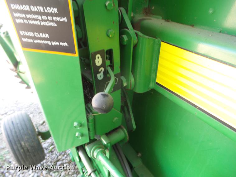 image for item BI9533 1997 John Deere 566 round baler