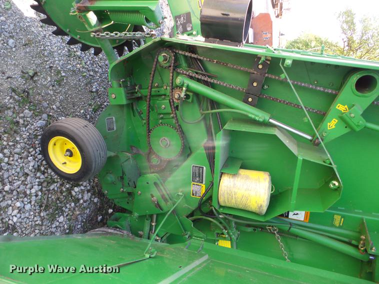 image for item BI9533 1997 John Deere 566 round baler