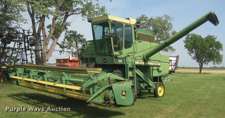 image for item DC2253 John Deere 4400 combine