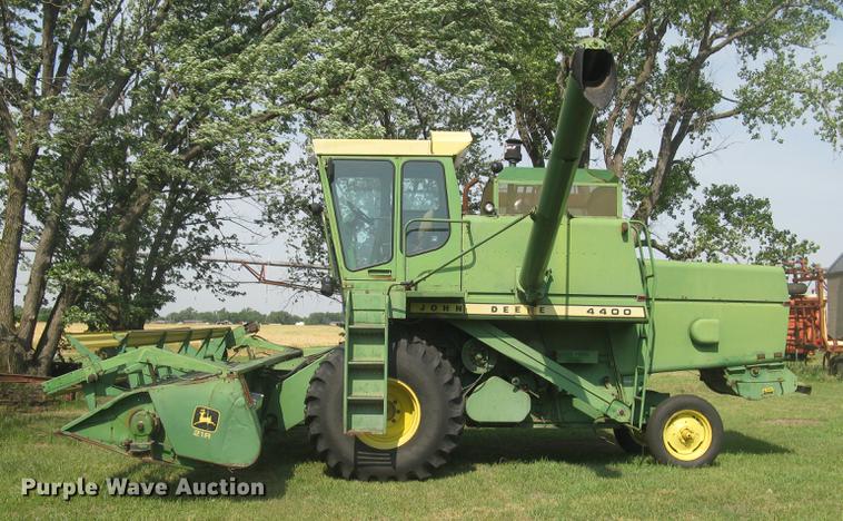 image for item DC2253 John Deere 4400 combine