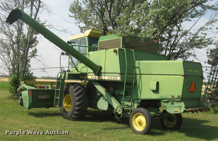 image for item DC2253 John Deere 4400 combine