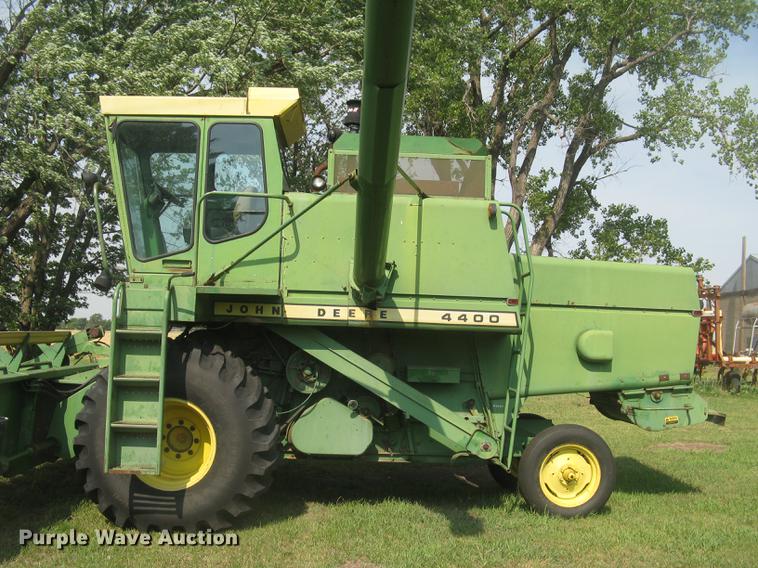 image for item DC2253 John Deere 4400 combine