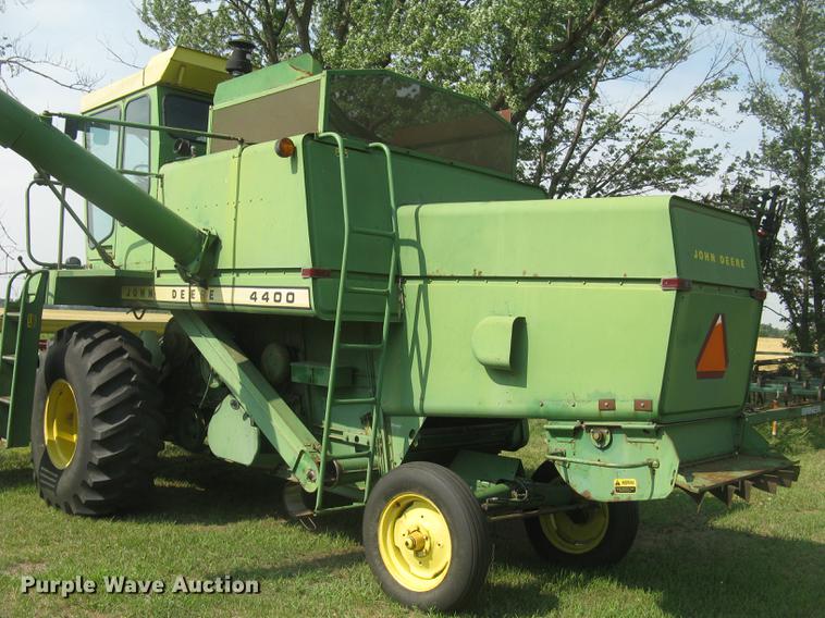 image for item DC2253 John Deere 4400 combine
