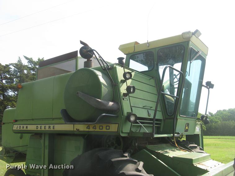 image for item DC2253 John Deere 4400 combine