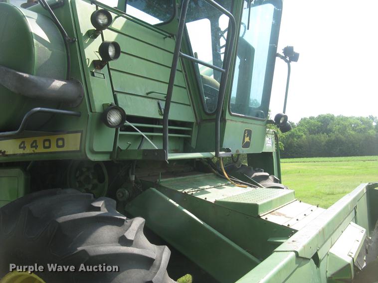 image for item DC2253 John Deere 4400 combine