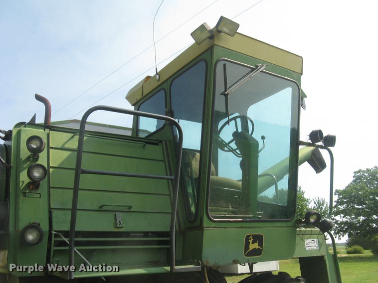 image for item DC2253 John Deere 4400 combine