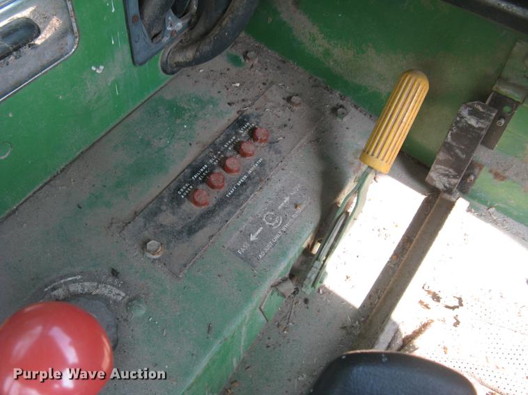 image for item DC2253 John Deere 4400 combine