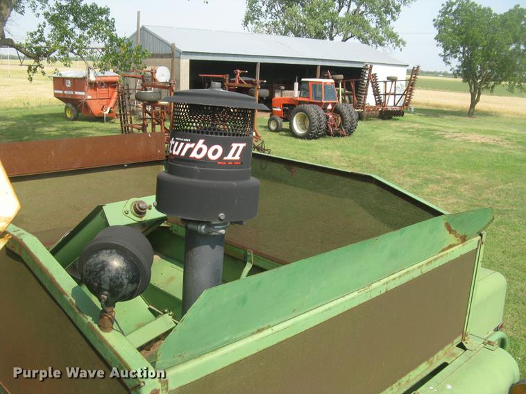 image for item DC2253 John Deere 4400 combine
