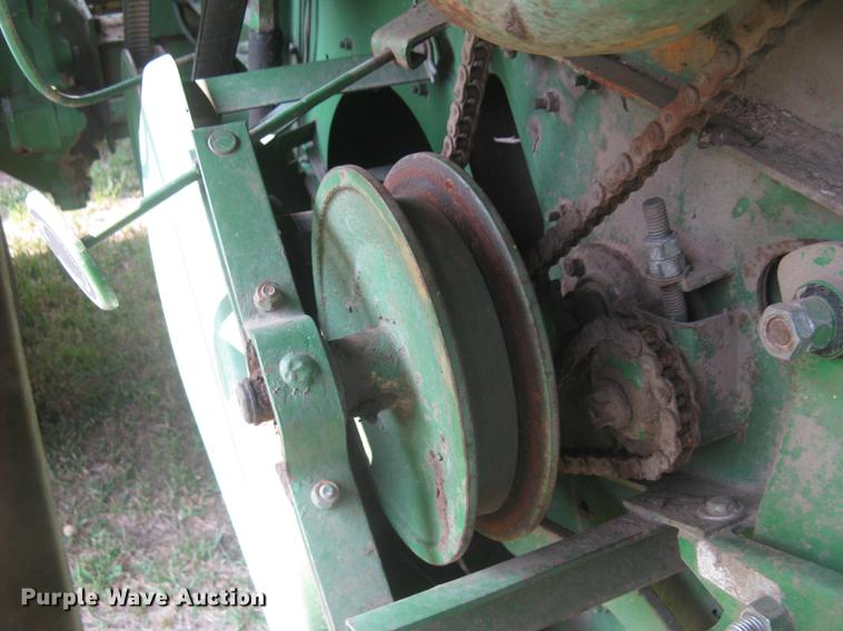 image for item DC2253 John Deere 4400 combine