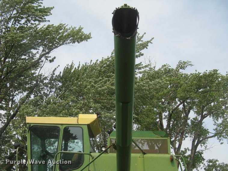 image for item DC2253 John Deere 4400 combine