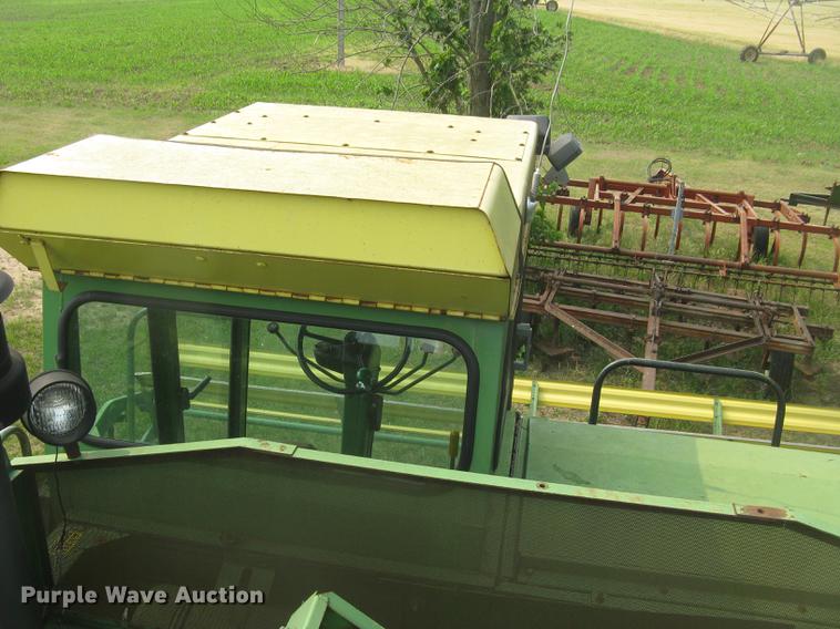 image for item DC2253 John Deere 4400 combine