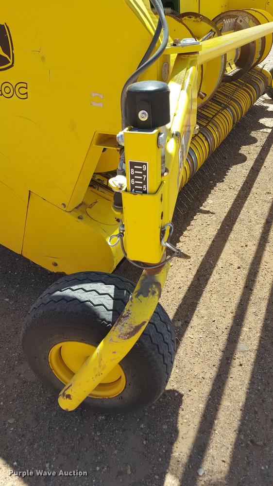 image for item DD1189 2013 John Deere 640C pickup head