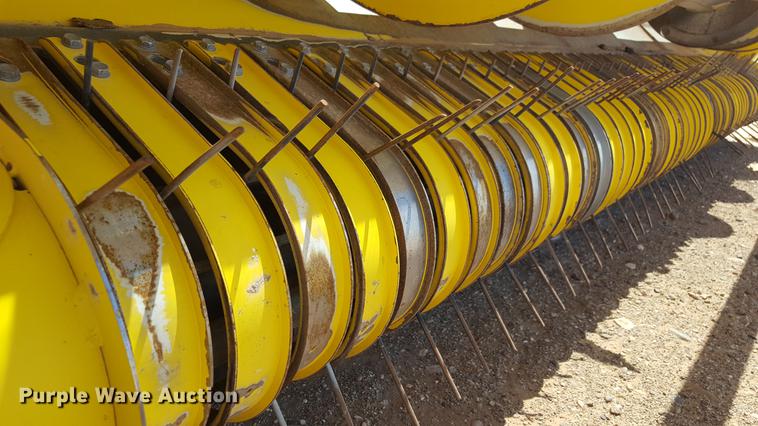 image for item DD1189 2013 John Deere 640C pickup head