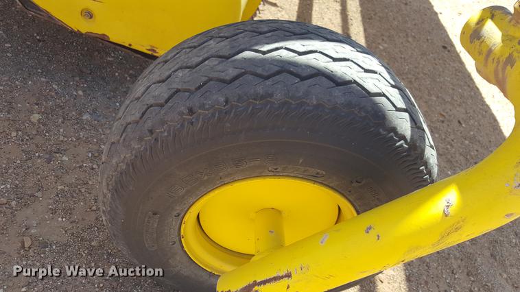 image for item DD1189 2013 John Deere 640C pickup head