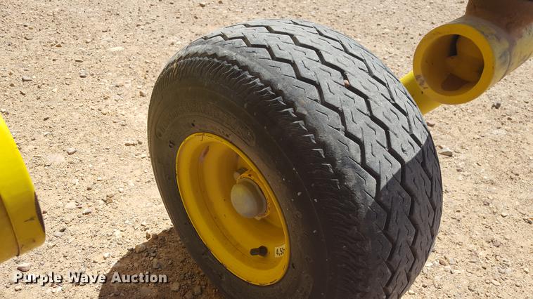 image for item DD1189 2013 John Deere 640C pickup head