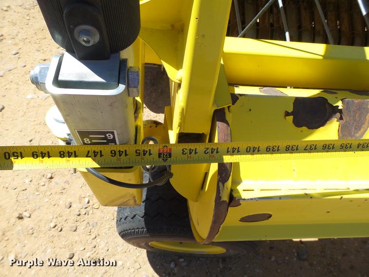 image for item DD1191 2013 John Deere 640C pickup head