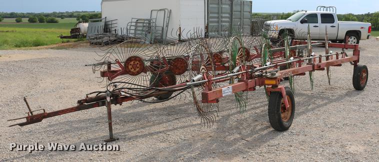 image for item DD4260 Gehl hay rake