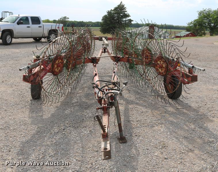 image for item DD4260 Gehl hay rake