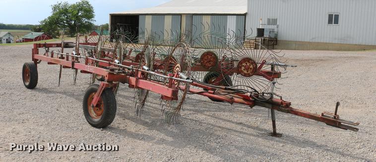 image for item DD4260 Gehl hay rake