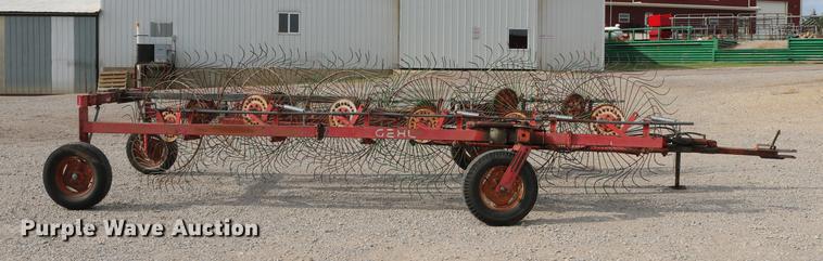 image for item DD4260 Gehl hay rake