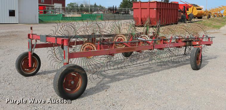 image for item DD4260 Gehl hay rake