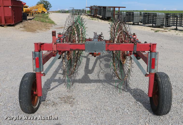 image for item DD4260 Gehl hay rake