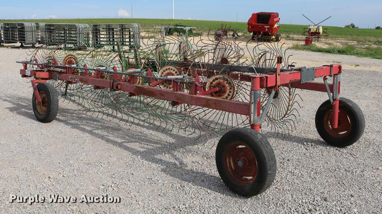 image for item DD4260 Gehl hay rake