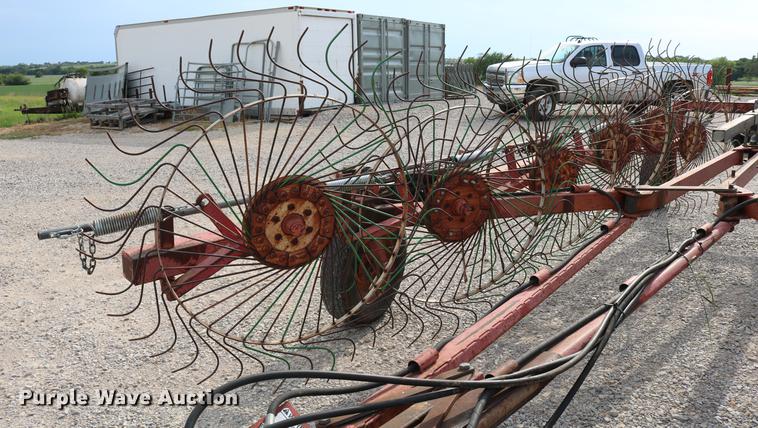 image for item DD4260 Gehl hay rake