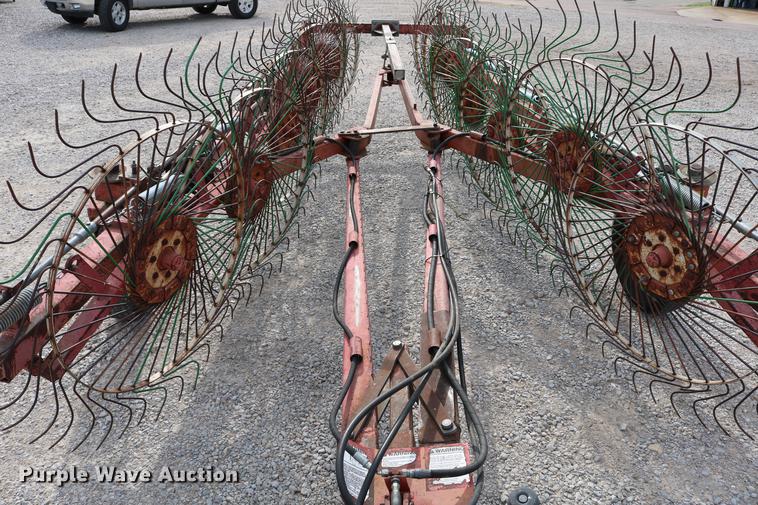 image for item DD4260 Gehl hay rake