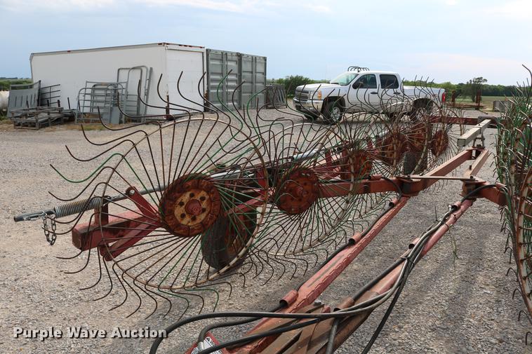 image for item DD4260 Gehl hay rake