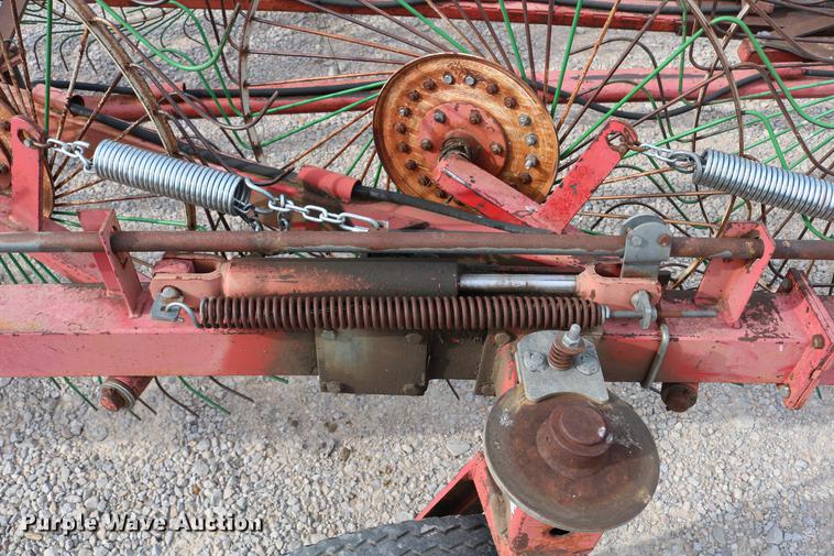 image for item DD4260 Gehl hay rake