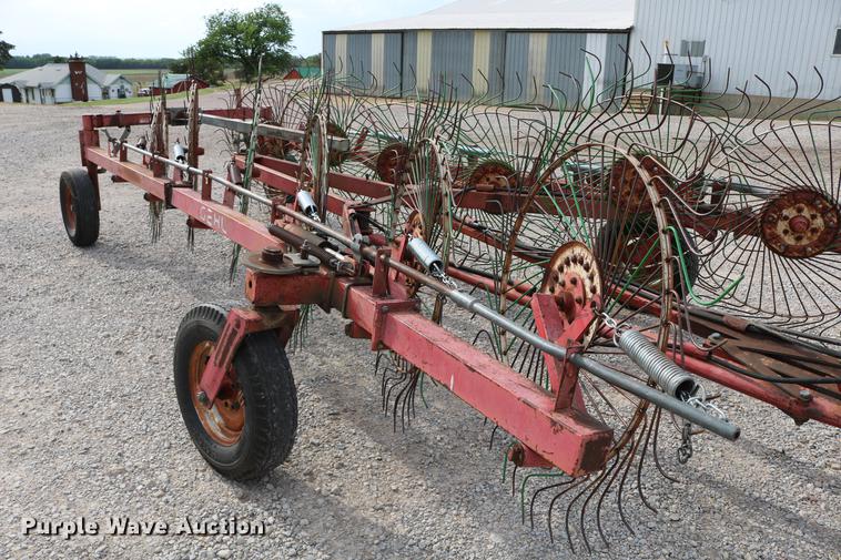 image for item DD4260 Gehl hay rake