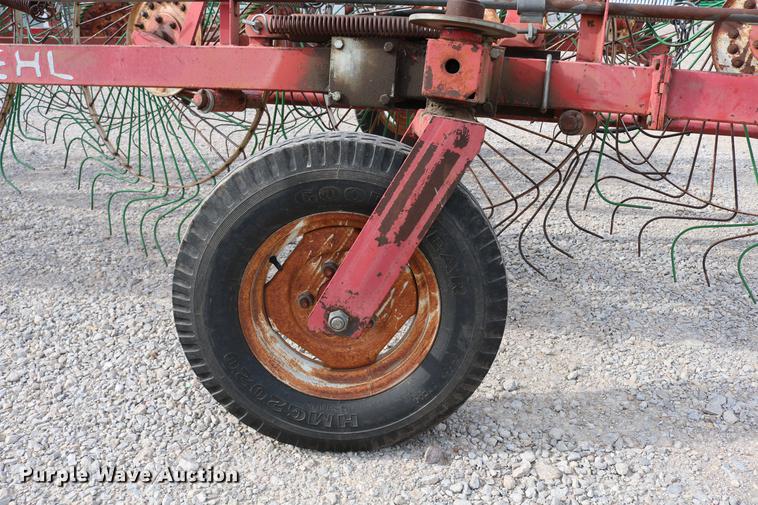 image for item DD4260 Gehl hay rake