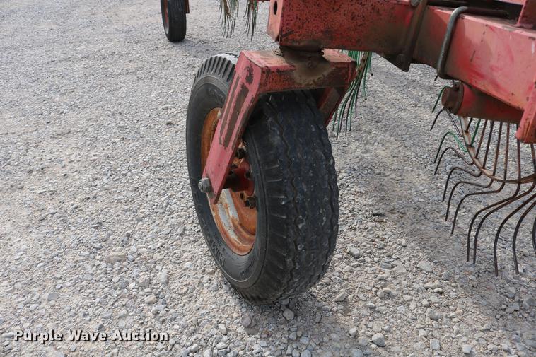 image for item DD4260 Gehl hay rake