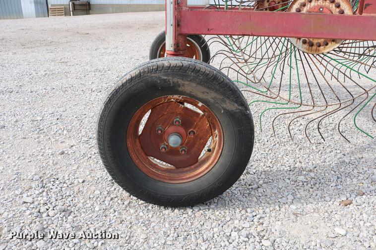 image for item DD4260 Gehl hay rake