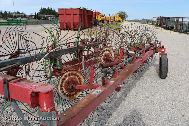 image for item DD4260 Gehl hay rake