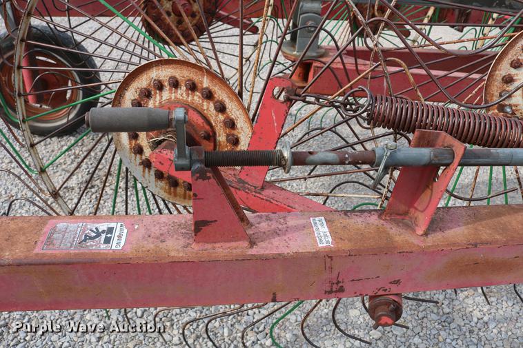 image for item DD4260 Gehl hay rake