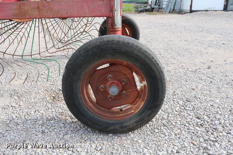 image for item DD4260 Gehl hay rake