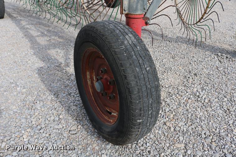 image for item DD4260 Gehl hay rake