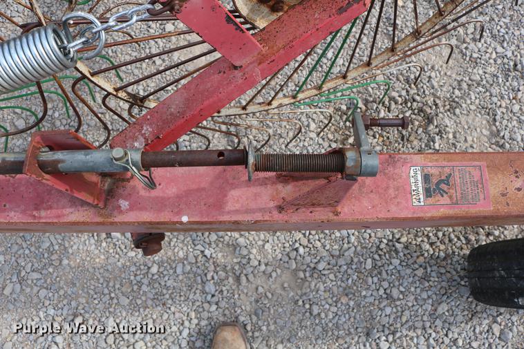 image for item DD4260 Gehl hay rake