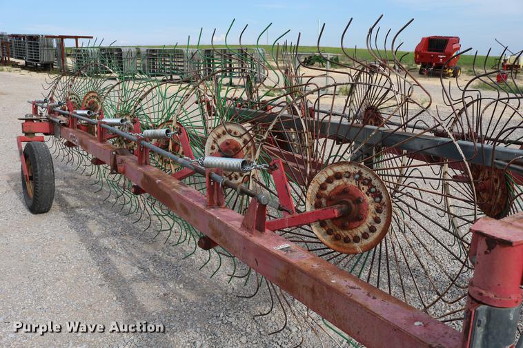 image for item DD4260 Gehl hay rake