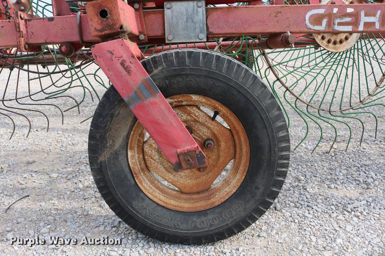 image for item DD4260 Gehl hay rake