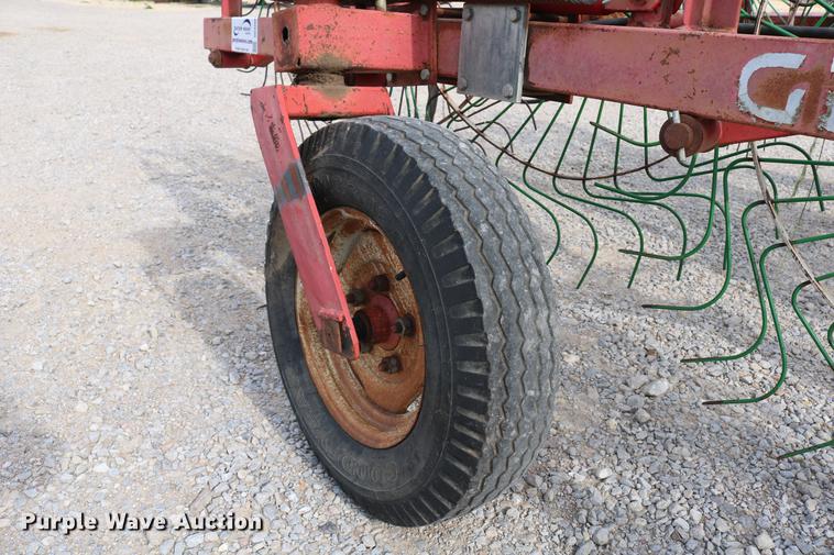 image for item DD4260 Gehl hay rake