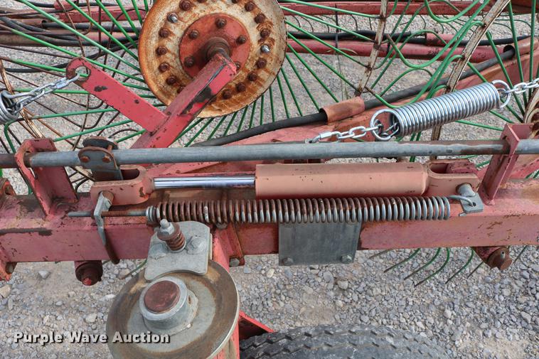 image for item DD4260 Gehl hay rake