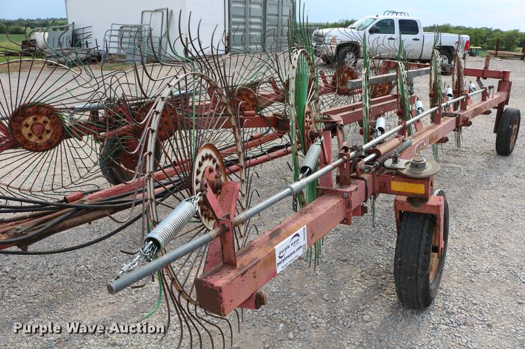 image for item DD4260 Gehl hay rake